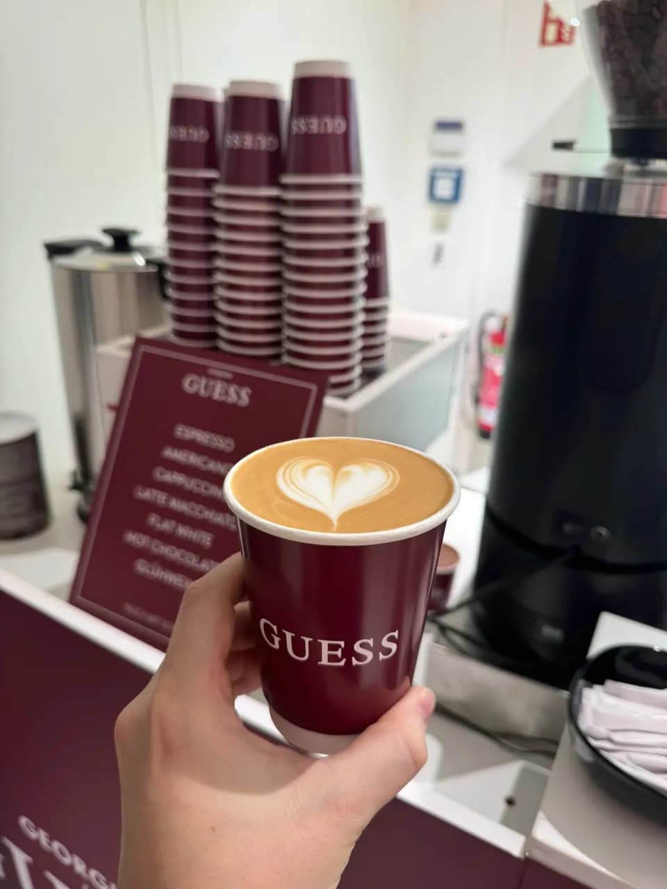 Gebrandeter To-go-Becher mit Latte-Art-Herz