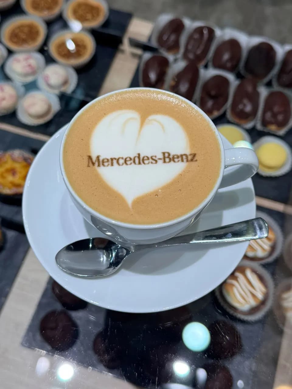 Schriftzug im Milchschaum eines Kaffees, per Coffee Printing erzeugt
