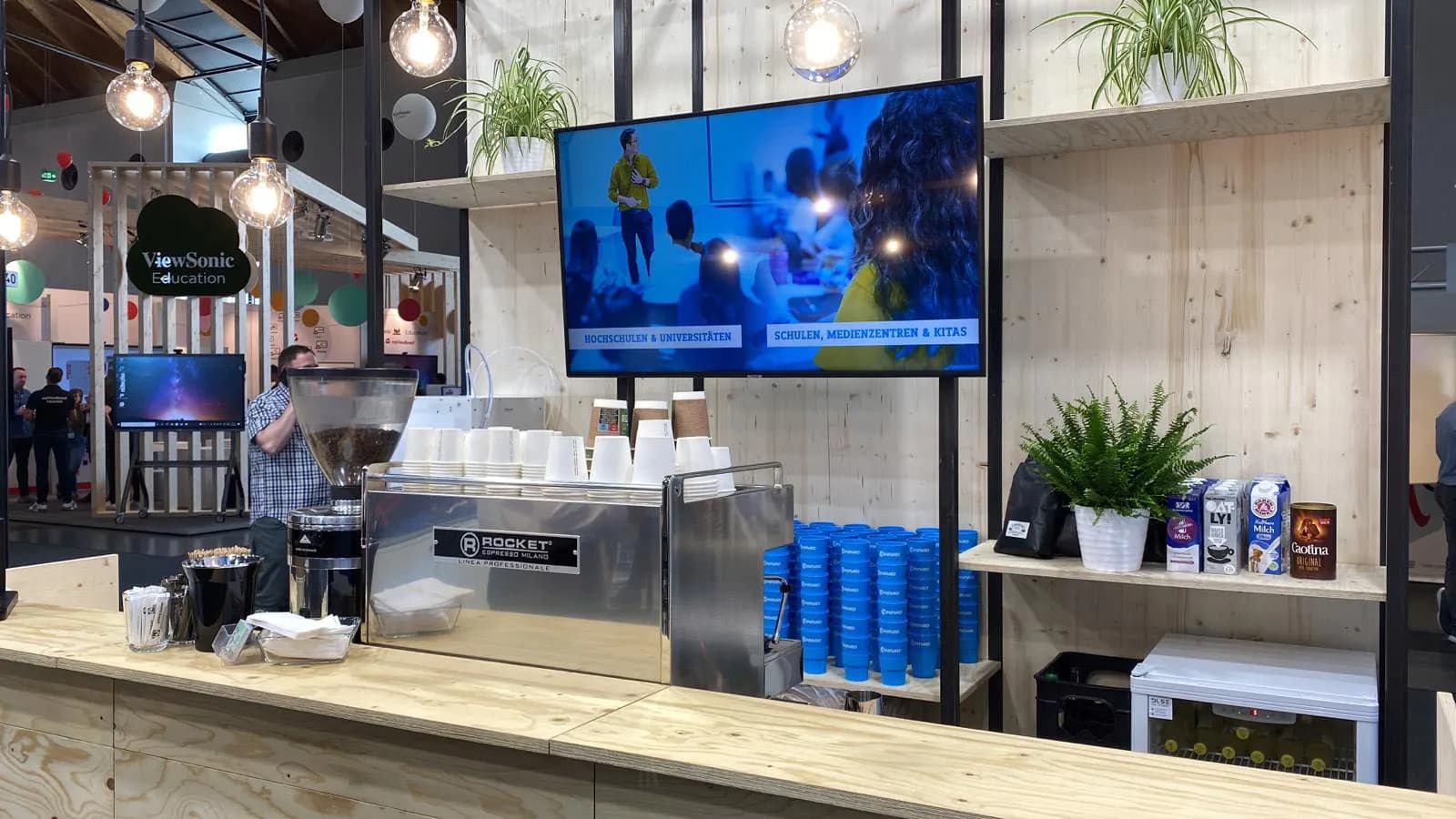 Helle modulare Coffee Bar in Messe-/Eventumgebung