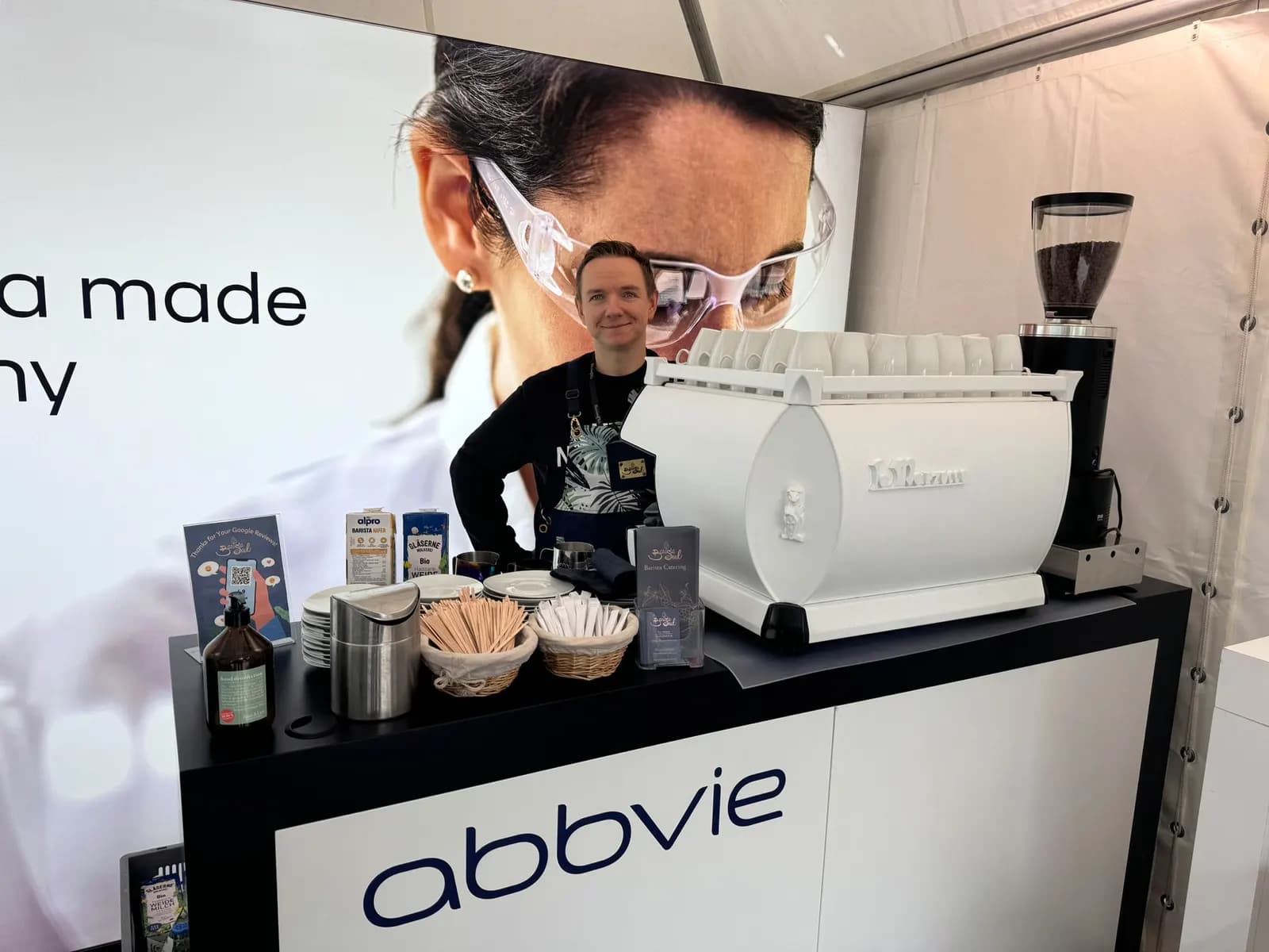 Coffee Bar in einer Eventlocation mit Sponsoren-/Markenbranding