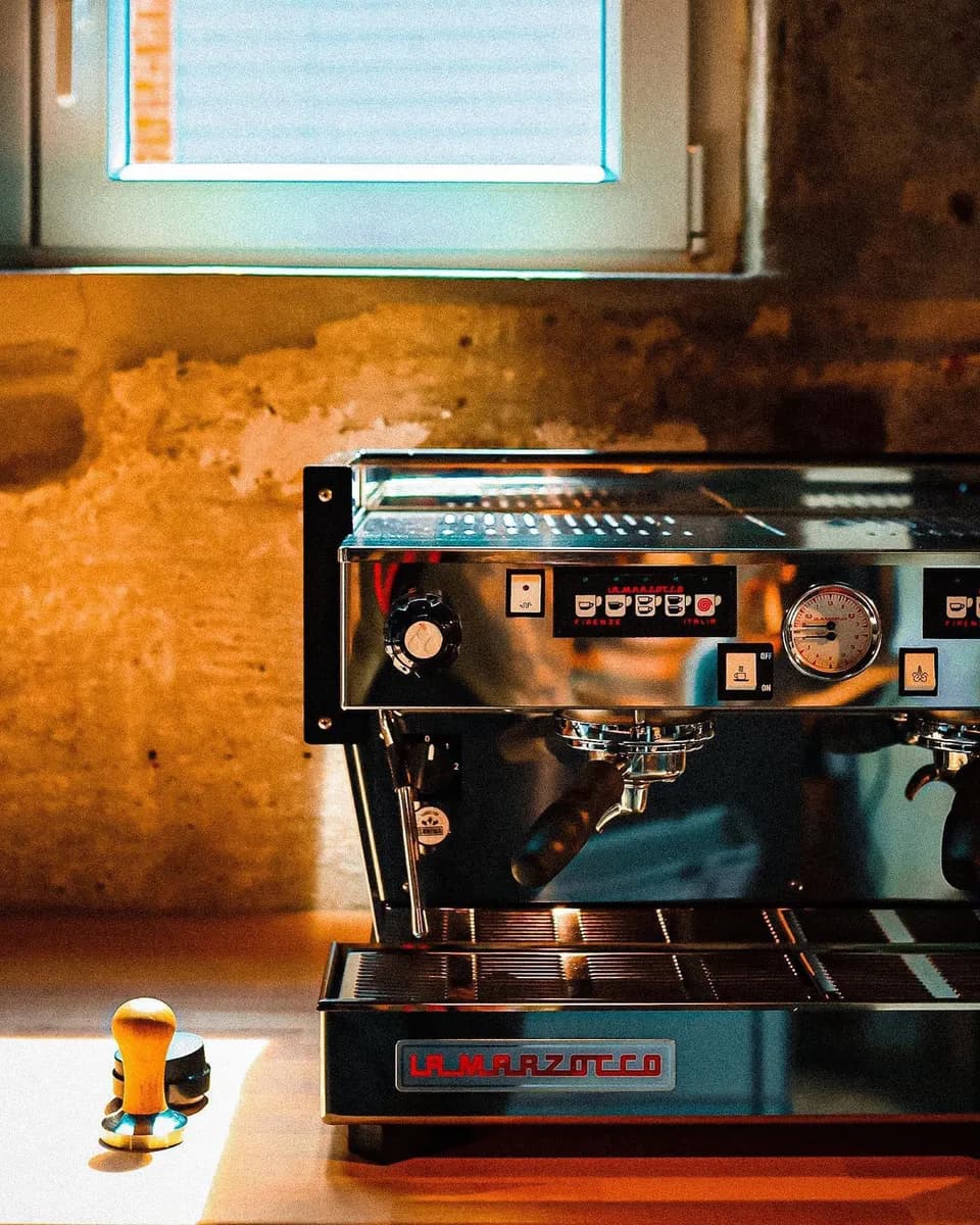 La-Marzocco-Espressomaschine in warmem Licht
