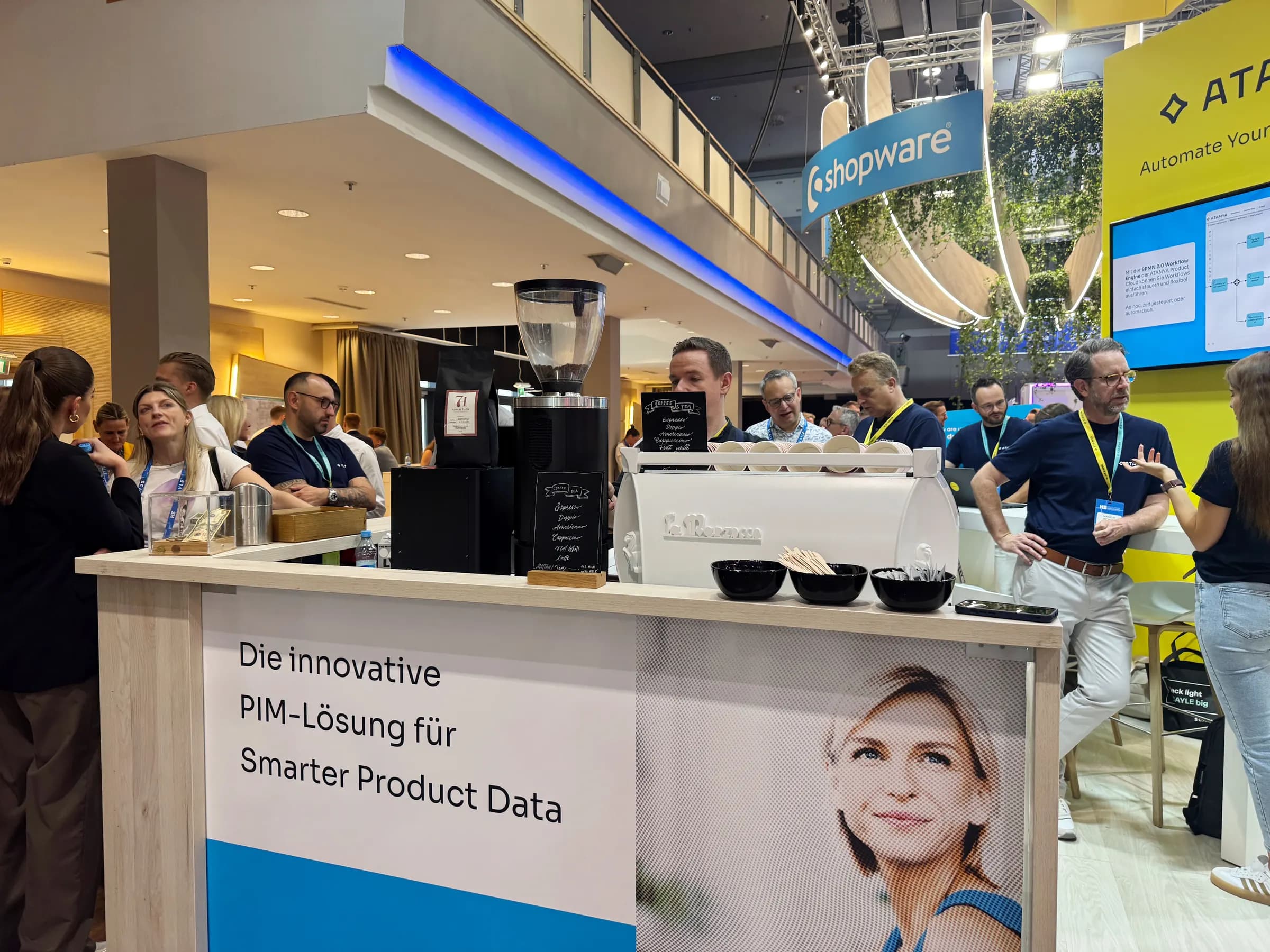 Volle Messehalle mit Coffee Bar und zahlreichen Besuchern