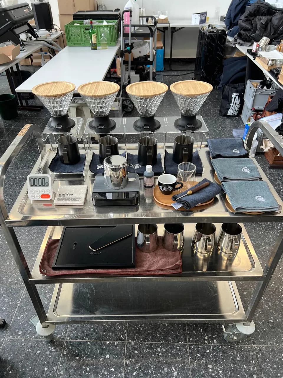 Trolley mit Filterkaffee-Setup während des Aufbaus