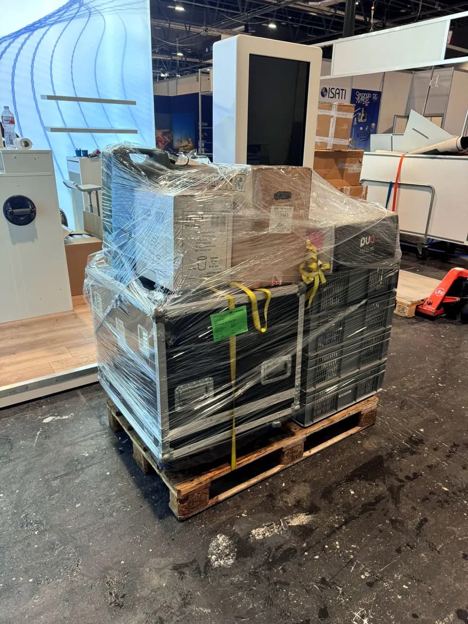 Palette mit verpacktem Equipment vor dem Transport