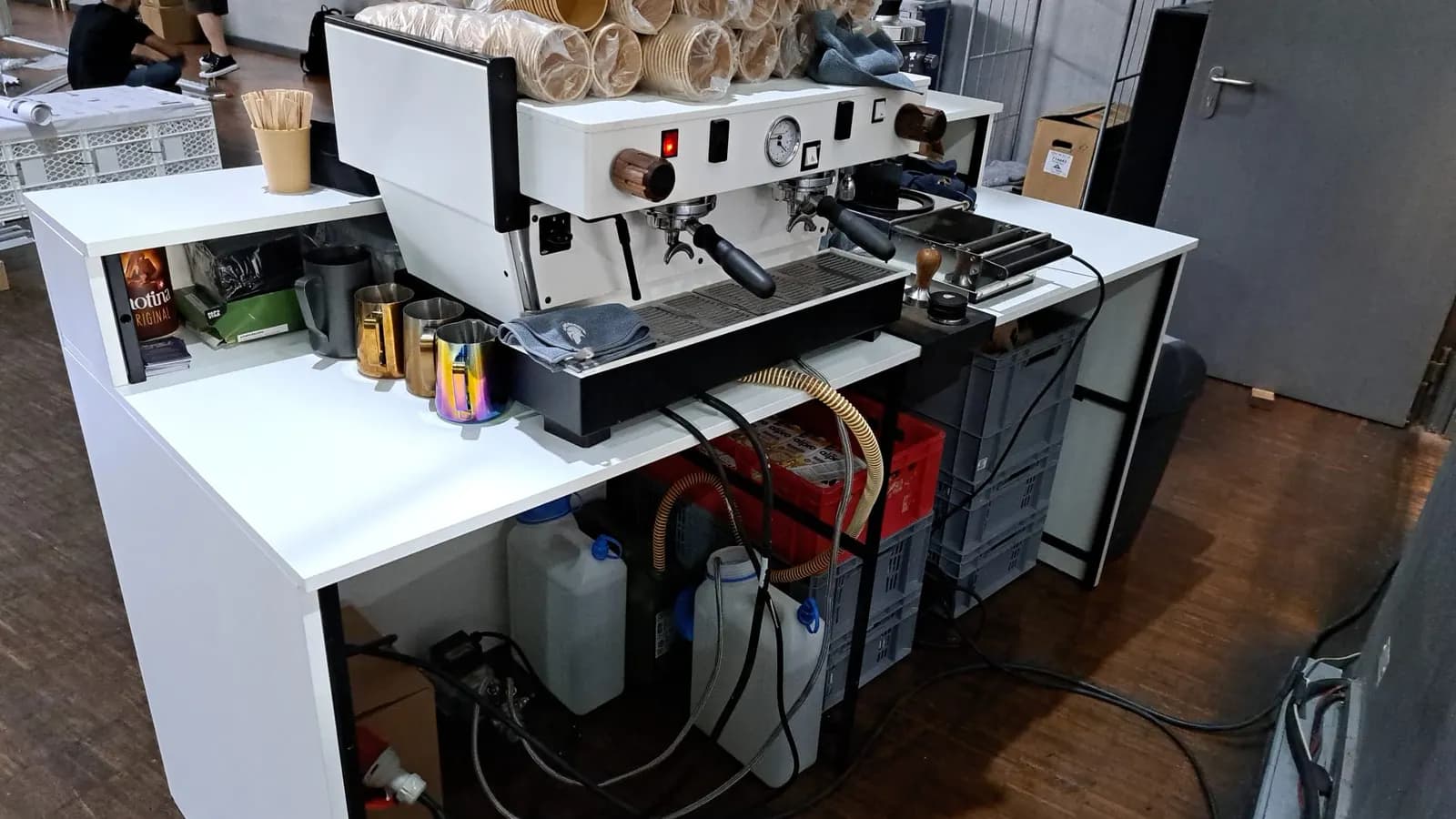 Setup-Cart mit Kaffeemaschine im Backstage-Bereich