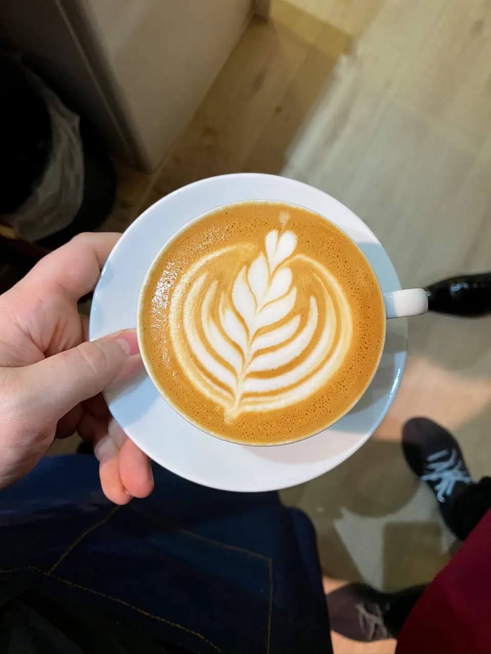 Latte-Art-Blattmotiv in der Draufsicht